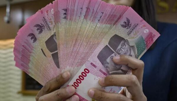 Ilustrasi nilai tukar rupiah melemah hingga menembus Rp18.000 per dolar AS di tengah gejolak pasar keuangan Indonesia.