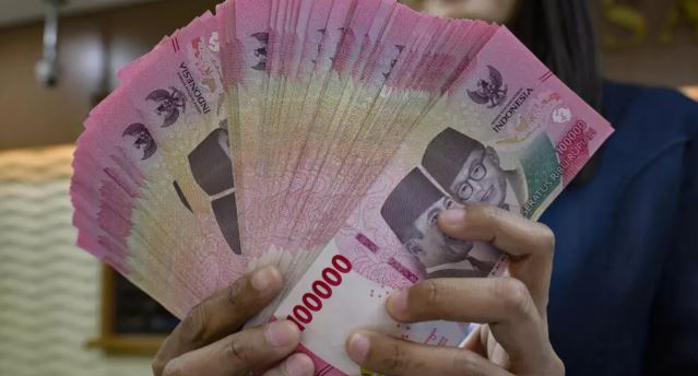 Ilustrasi nilai tukar rupiah melemah hingga menembus Rp18.000 per dolar AS di tengah gejolak pasar keuangan Indonesia.