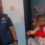 Petugas Damkarmat Gresik melakukan evakuasi balita yang terkunci di dalam kamar kos di Jalan Kramat Inggil, Gresik.
