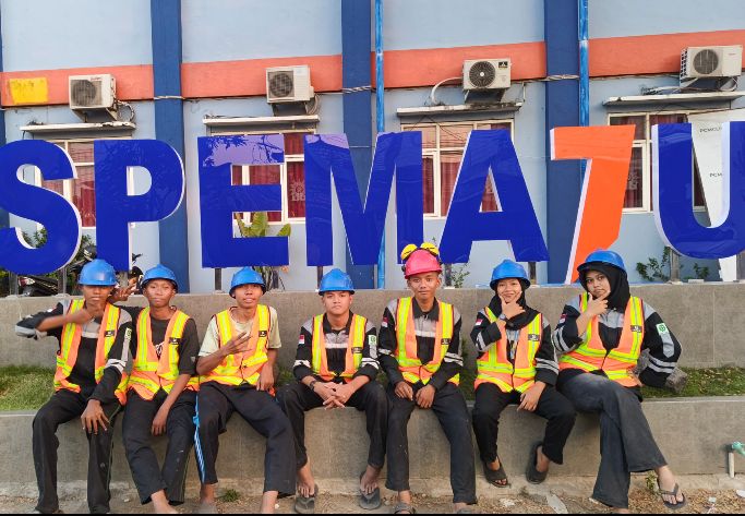 TEFA SMK Manbaul Ulum Kebomas Rampungkan Proyek Letter Box SMP Muhammadiyah 7 Cerme